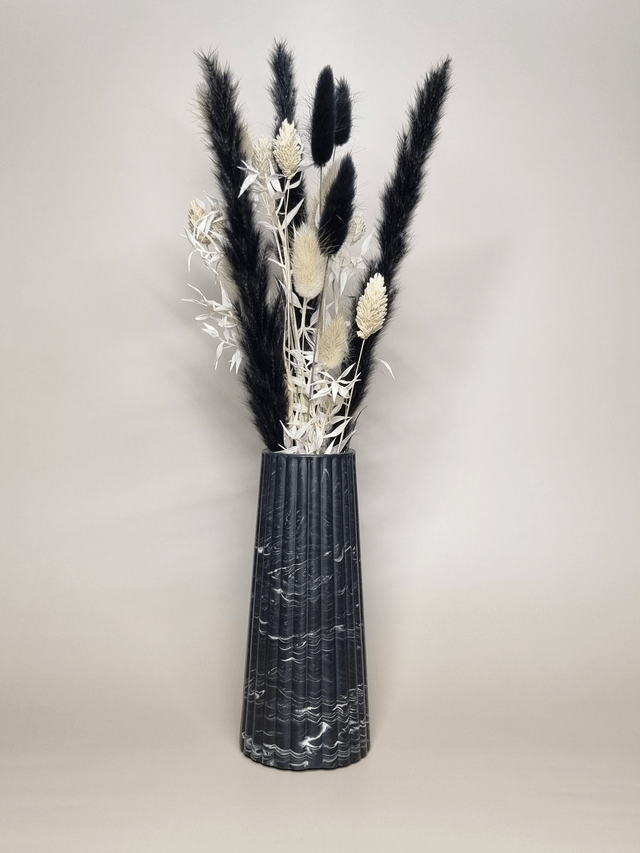 Haut vase avec fleurs séchées