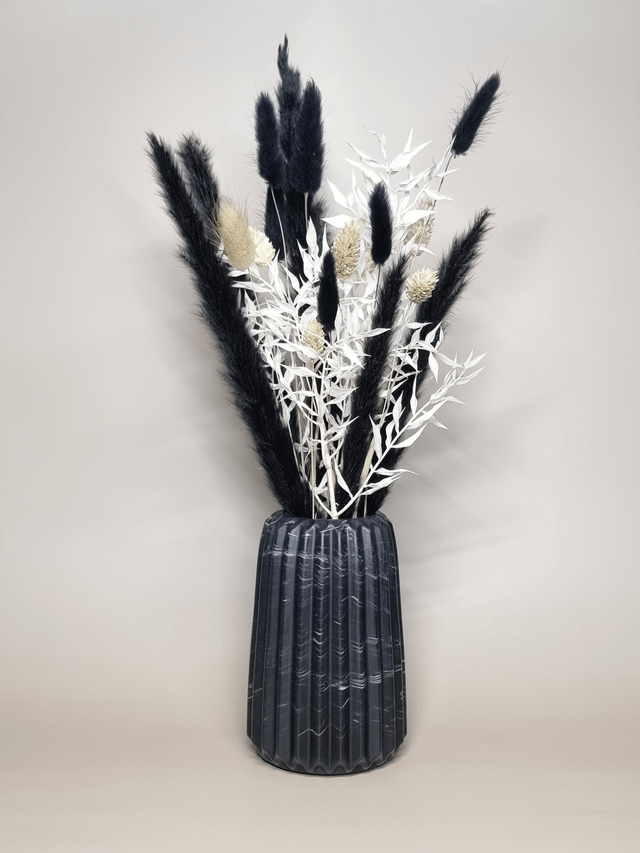 Gros vase avec fleurs séchées